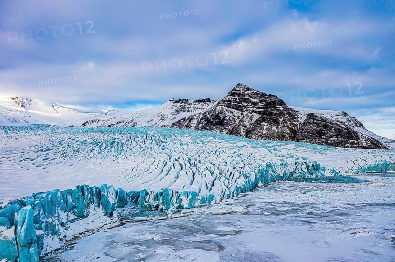 Snow-covered icebergs in the Fjallsarlon glacier lagoon, with the Öraefajökull glacier behind, drone shot, Sudurland, Iceland, Europe