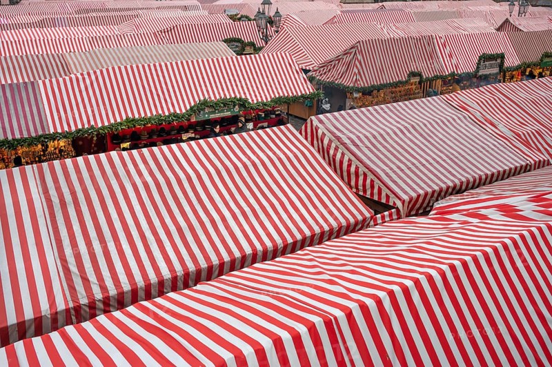 Red and white roofs of the stalls at the Christkindlesmarkt on the main market square, Nuremberg, Middle Franconia, Bavaria, Germany, Europe