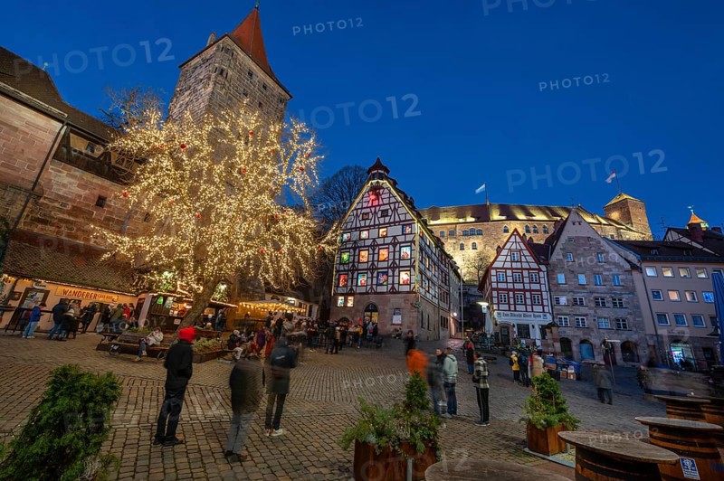 Tiergärtnertorplatz with the Tiergärtnertor and the historic Pilatushaus with an Advent calendar designed by the Altstadtfreuden Nuremberg, behind the Kaiserburg, Tiegärtnertorplatz, Nuremberg, Middle Franconia, Bavaria, Germany, Europe