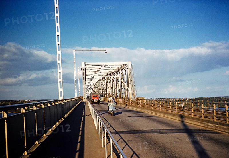 Straßen- und Eisenbahnlinien, Brücke über den Kleinen Belt, Alte Lillebælt-Brücke Fachwerkbrücke, fertiggestellt 1935, Den gamle Lillebæltsbro, Middelfart, Dänemark 1958