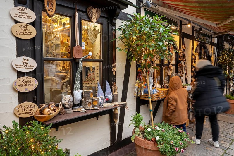 Shop with decorative items made of wood, Handwerkerhof am Königstor, Nuremberg, Middle Franconia, Franconia, Bavaria, Germany, Europe