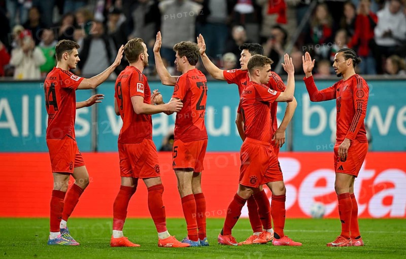 Goal celebration Thomas Mueller FC Bayern Munich FCB (25) Min-jae Kim FC Bayern Munich FCB (03) Leroy Sané FC Bayern Munich FCB (10) Josip Stanisic FC Bayern Munich FCB (44) Joshua Kimmich FC Bayern Munich FCB (06) Harry Kane FC Bayern Munich FCB (09) Joshua Kimmich FC Bayern Munich FCB (06) WWK Arena, Augsburg, Bavaria, Germany, Europe