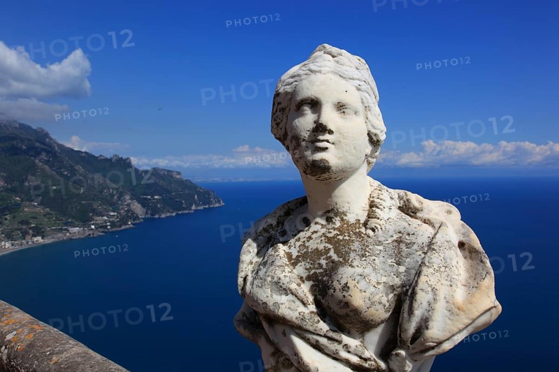 Marble busts on the Belvedere, balustrade, Terrazza dell'Infinito of Villa Cimbrone, Ravello on the Italian Amalfi Coast, Province of Salerno, Campania, Italy, Europe