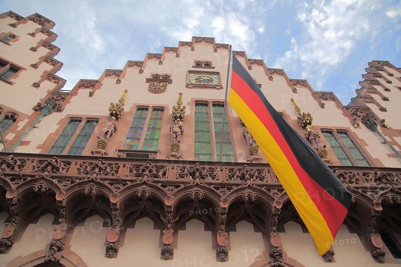 House to the Römer with parapet and German national flag, German, Römerberg, Old Town, Main, Frankfurt, Hesse, Germany, Europe