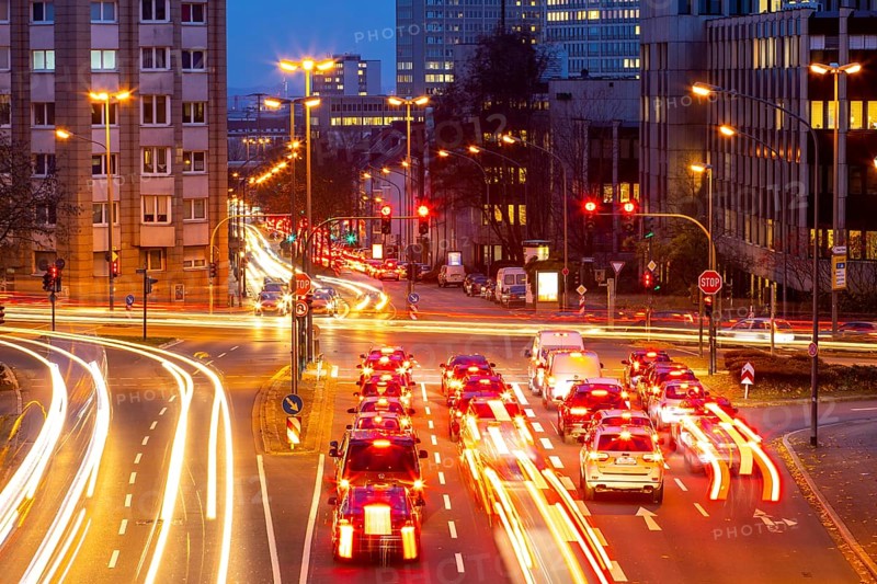 Evening city centre traffic in Essen, large intersection of Bismarckstrasse, B224, Friedrichstrasse and Hohenzollernstrasse, this area would also be affected by a diesel driving ban, Essen, North Rhine-Westphalia, Germany, Europe