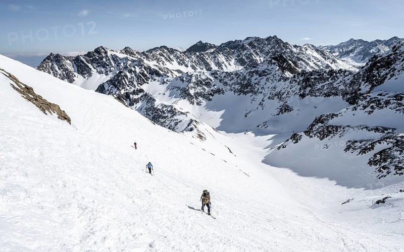 Ski tourers climbing Sulzkogel, Schartenkopf and Schöllekogel in the background, Kühtai, Stubai Alps, Tyrol, Austria, Europe