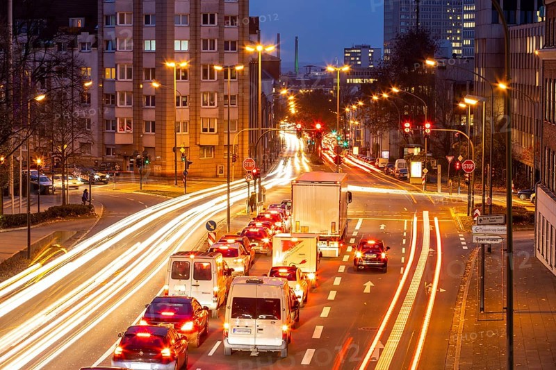 Evening city centre traffic in Essen, large intersection of Bismarckstrasse, B224, Friedrichstrasse and Hohenzollernstrasse, this area would also be affected by a diesel driving ban, Essen, North Rhine-Westphalia, Germany, Europe