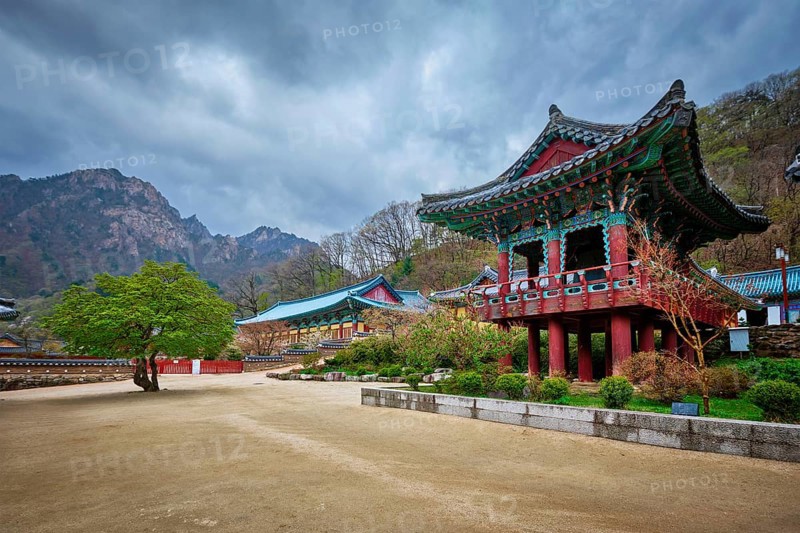 Sinheungsa Buddhist temple in Seoraksan National Park, Seoraksan, South Korea, Asia