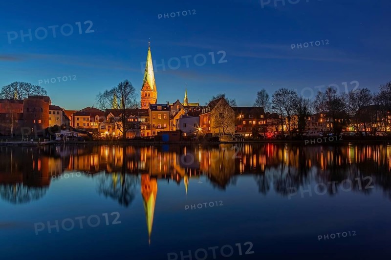 Houses and St. -Aegidien-Kirche, Aegidienkirche reflected in water at Krähenteich in the old city Lübeck at night, Schleswig-Holstein, Germany, Europe