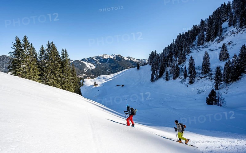 Two ski tourers in a wintry mountain landscape, ascent to Roßkopf, Mangfallgebirge, Bavaria, Germany, Europe