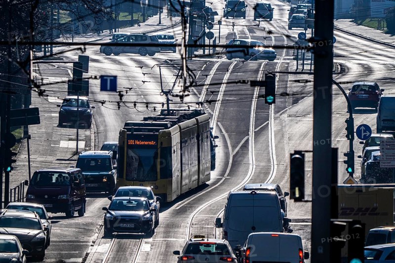 Ruhrbahn tram, city centre traffic, Hobeisenstrasse, in front Martin-Luther-Strasse, Essen-Holsterhausen, Essen, North Rhine-Westphalia, Germany, Europe