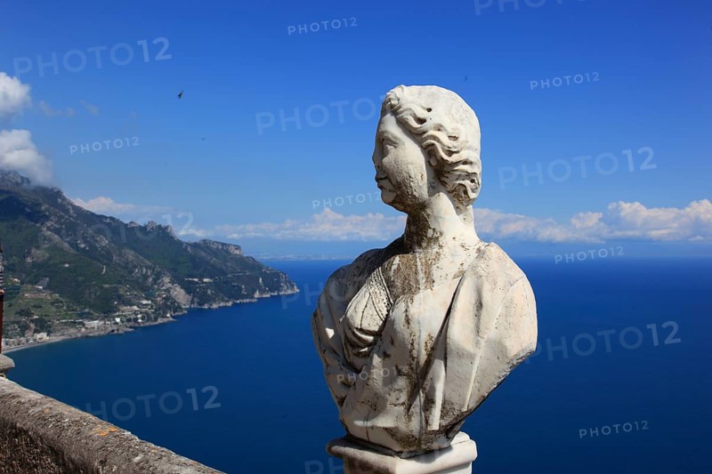 Marble busts on the Belvedere, balustrade, Terrazza dell'Infinito of Villa Cimbrone, Ravello on the Italian Amalfi Coast, Province of Salerno, Campania, Italy, Europe