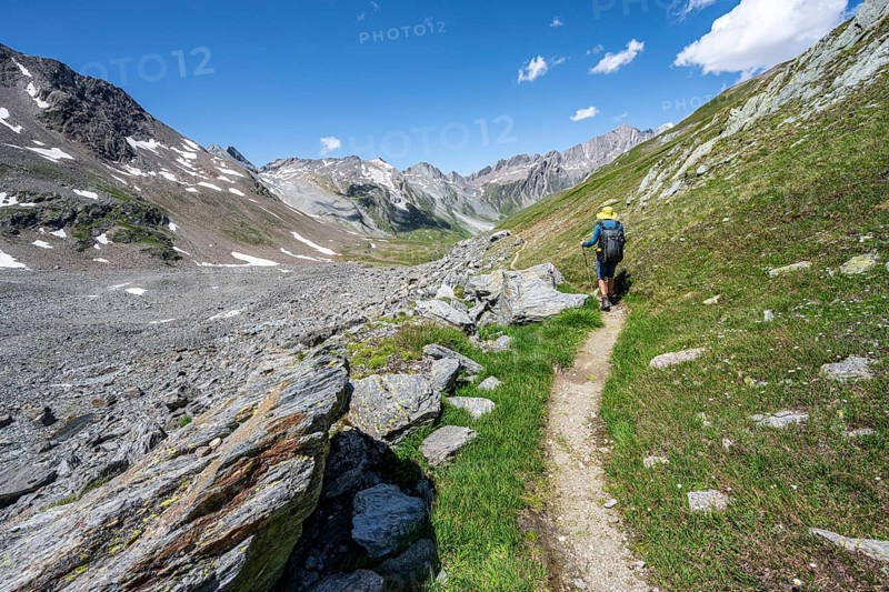 Mountaineer on a hiking trail on the Daberlenke, Lasörling Höhenweg, Lasörling Group, Hohe Tauern National Park, East Tyrol, Tyrol, Austria, Europe