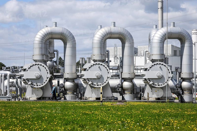 Werne, North Rhine-Westphalia, Germany, compressor station for natural gas and, in future, hydrogen. Open Grid Europe will use its H2 training line to train engineers and tradespeople to become experts in handling hydrogen in the long-distance gas grid. The OGE compressor station in Werne is the central hub in the German natural gas grid. At around 25 billion cubic metres per year, around a quarter of the natural gas consumed in Germany flows through the Werne compressor station. The natural gas flows into the station from northern Germany, the North Sea and the Netherlands via five large entry pipelines. After the gas has been purified, it is compressed by eleven compressors driven by gas turbines with a total drive power of approx. 160, 000 kW. With outlet pressures of up to 100 bar, the gas flows leave the station via eight outlet pipes and are distributed throughout Germany in all directions, Europe
