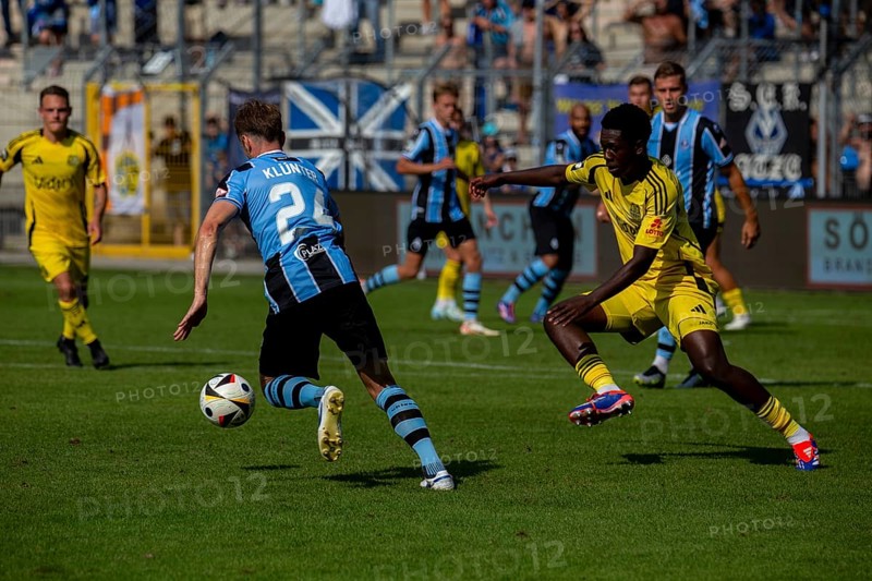 Football 3rd division, season 2024/25, matchday 4: Waldhof Mannheim vs. 1. FC Saarbrücken. On the ball: Lukas Klünter (24, Waldhof Mannheim)