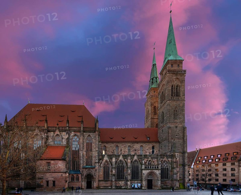 Gothic Sebaldus Church in the evening light, Sebaldus Square, Nuremberg, Middle Franconia, Bavaria, Germany, Europe