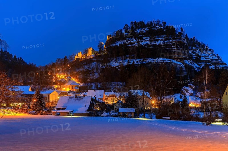 View of Oybin Mountain with ruins and village with mountain church in the snow, Oybin, Zittau Mountains, Saxony, Germany, Europe