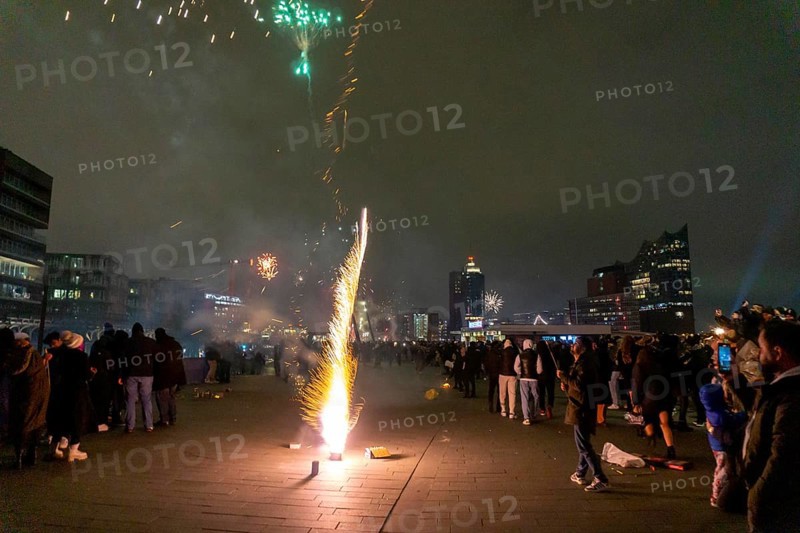 New Year's Eve 2025 on the Elbe promenade in Hamburg, at the harbour, on the Elbe, fire brigade of many thousands of people, Jan Fedder Promenade