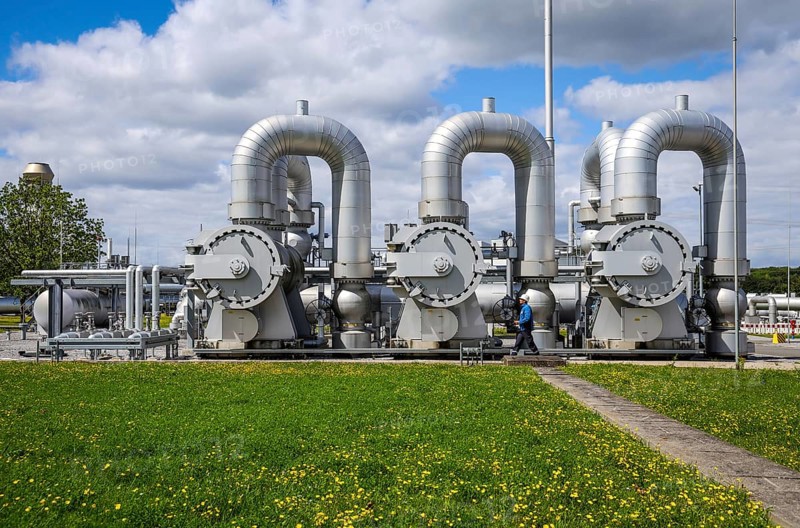 Werne, North Rhine-Westphalia, Germany, compressor station for natural gas and, in future, hydrogen. Open Grid Europe will use its H2 training line to train engineers and tradespeople to become experts in handling hydrogen in the long-distance gas grid. The OGE compressor station in Werne is the central hub in the German natural gas grid. At around 25 billion cubic metres per year, around a quarter of the natural gas consumed in Germany flows through the Werne compressor station. The natural gas flows into the station from northern Germany, the North Sea and the Netherlands via five large entry pipelines. After the gas has been purified, it is compressed by eleven compressors driven by gas turbines with a total drive power of approx. 160, 000 kW. With outlet pressures of up to 100 bar, the gas flows leave the station via eight outlet pipes and are distributed throughout Germany in all directions, Europe