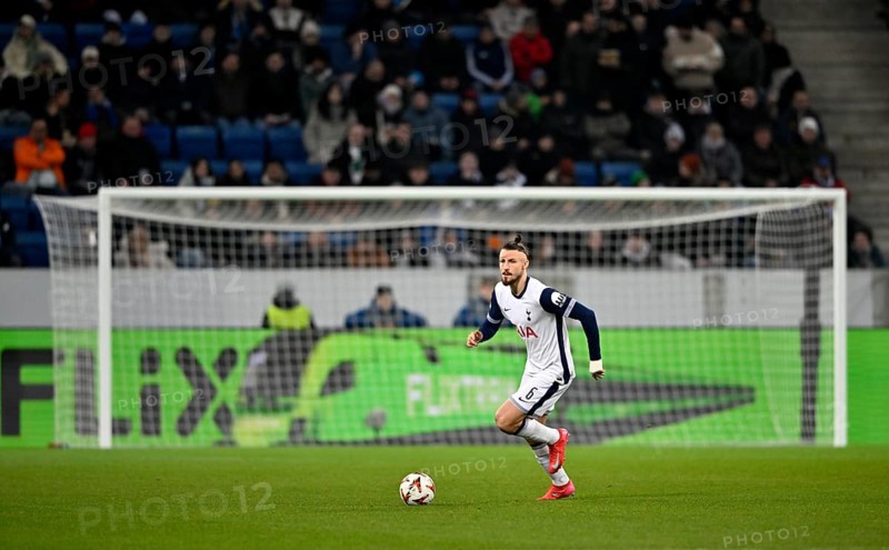 Radu Dragusin Tottenham Hotspur Spurs (06) Action on the ball perimeter advertising FLIXTRAIN, Europa League, PreZero Arena, Sinsheim, Baden-Württemberg, Germany, Europe