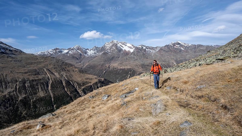 Mountaineers on a hiking trail in Niedertal, snow-covered mountain peaks of the Ötztal Alps with Wildspitze in the background, Ötztal Alps, Tyrol, Austria, Europe