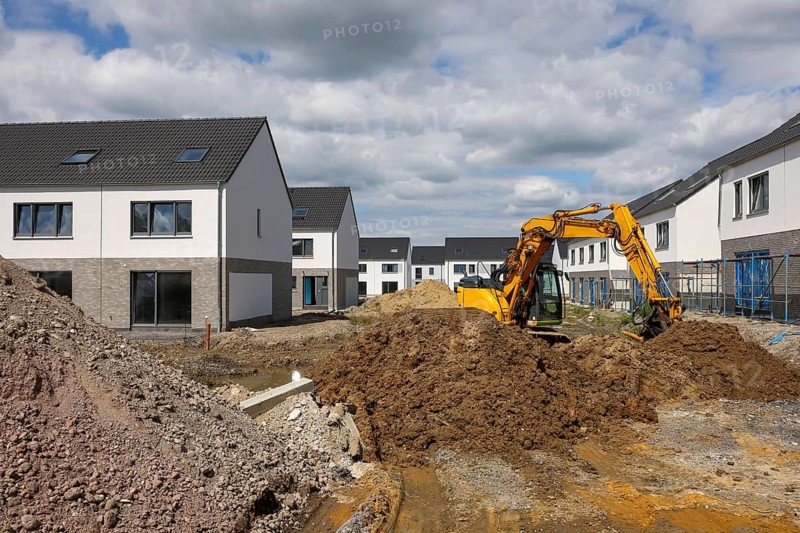 Castrop-Rauxel, North Rhine-Westphalia, Germany, Housing development in the Ruhr region. New-build neighbourhood with semi-detached and terraced houses to the energy-saving KfW Efficiency House Standard 55, Europe