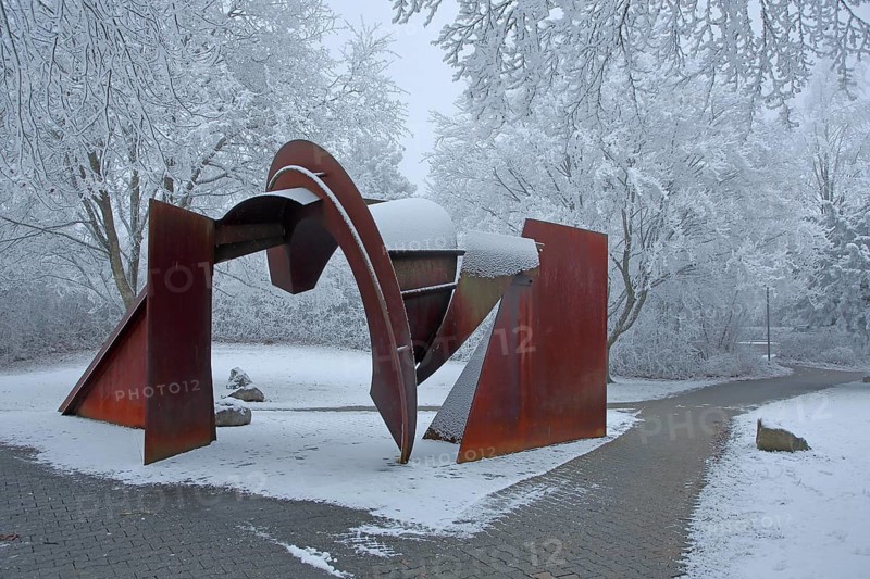 Sculpture Ulmer Tor by Bernhard Heiliger 1989, steel sculpture, Corten steel, Corten steel, metal, corrosion, rust, rusty, rusted, archway, snow, winter, hoarfrost, frost, park, sculpture path, university, Eselsberg, Ulm, Baden-Württemberg, Germany, Europe