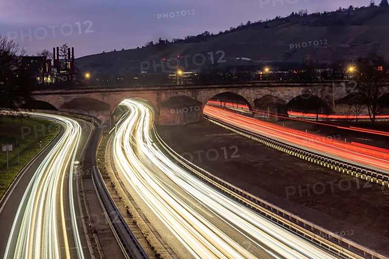 Multi-lane road at night with Plinsau bridge, arch bridge over the Neckar. Federal road B10 in Esslingen, Baden-Württemberg, Germany, Europe