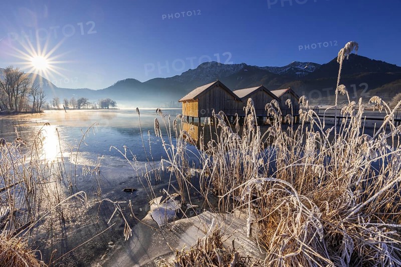 Boat huts, icy shore, lake, morning light, fog, snow, winter, mountains, sunbeams, backlight, Lake Kochel, Schlehdorf, behind Herzogstand, Heimgarten, Alpine foothills, Bavaria, Germany, Europe