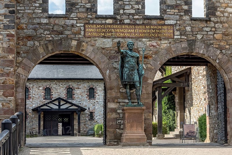 Main gate, Porta Praetoria with bronze statue of Emperor Antoninus Pius, Great Hall at the back, Basilica, Saalburg Roman fort, reconstructed cohort fort, museum, archaeological park, Upper Germanic Raetian Limes, border of the Roman Empire, Bad Homburg vor der Höhe, Taunus, Hesse, Germany, Europe