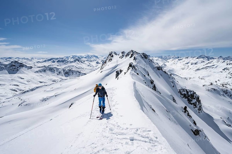 Ski tourer on a mountain ridge, mountain landscape with snow, mountain panorama with summit of the Grisons Alps, ascent to the Scalettahorn, Grisons Haute Route, Albula Alps, Rhaetian Alps, Grisons, Switzerland, Europe