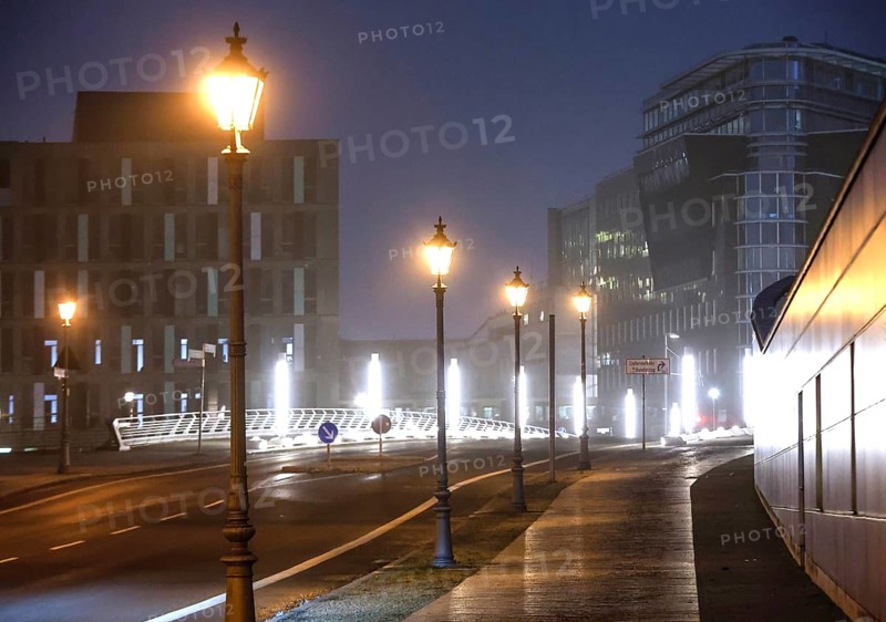 Old street lamps and LED lighting on the Kronprinzenbrücke in Berlin's government district, Berlin, 17 January 2025, Berlin, Berlin, Germany, Europe