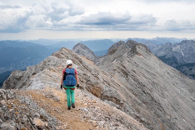 Mountaineer on the Jubiläumsgrat between Zugspitze and Alpspitze, high mountains, Wetterstein range, Bavaria, Germany, Europe