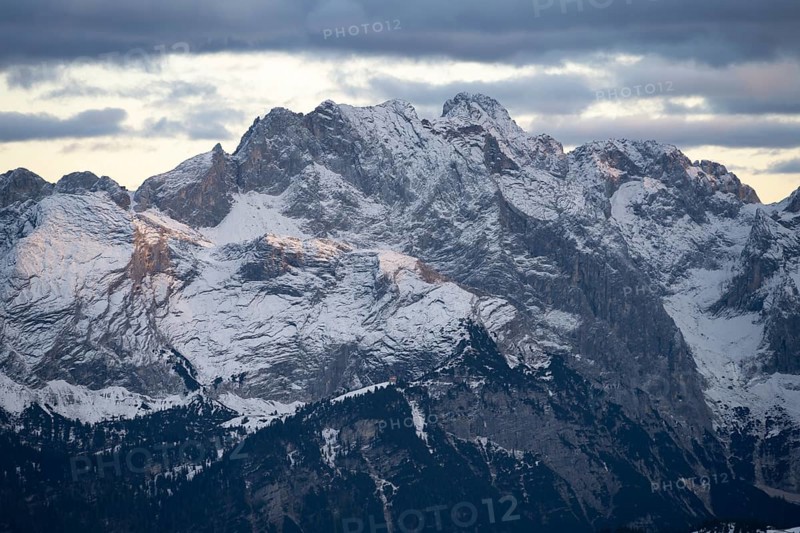 Wetterstein ridge with Partenkirchner Dreitorspitze, Meillerhütte and Schachenhaus, mountain peak with snow in autumn, Wetterstein mountains at sunset, view from Kramerspitz, Bavarian Prealps, Bavaria, Germany, Europe