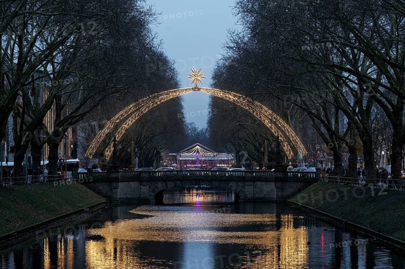 Arch of lights over the Kö-Graben, Christmas decoration, on Königsallee, Düsseldorf, North Rhine-Westphalia, Germany, Europe