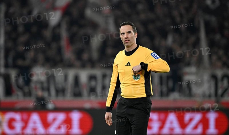 Referee Referee Benjamin Brand takes a yellow card yellow warning out of his breast pocket Gesture Gesture Perimeter advertising GAZI, MHPArena, MHP Arena Stuttgart, Baden-Württemberg, Germany, Europe