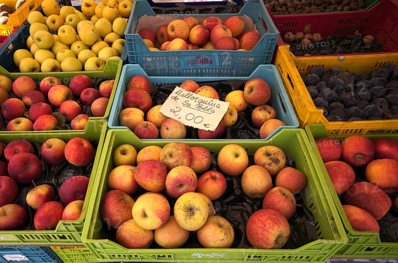 Apples, plums, fruit, display at weekly market market, Alaró, Calvià, Majorca, Balearic Islands, Balearic Islands, Spain, Europe