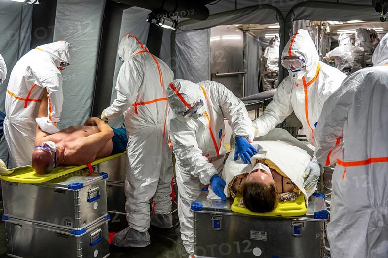 Care of patients after decontamination, injured persons after an assumed accident with hazardous substances, fire brigade and aid organisations practise setting up and operating a decontamination station, injured persons are sighted and then washed in a special shower tent to remove possible hazardous substances, chemicals to avoid further injuries, the emergency services wear special, ventilated protective suits, large-scale exercise of the Essen fire brigade