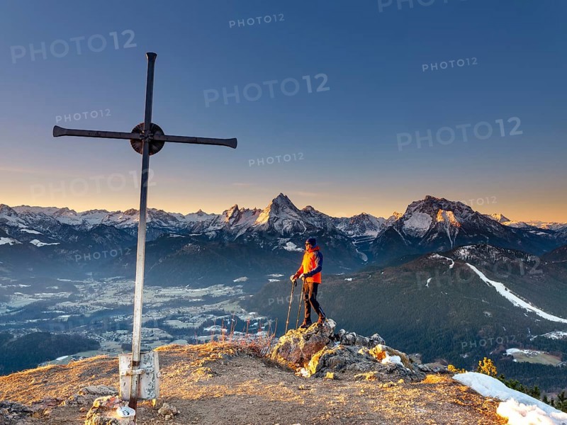 Mountaineers at the summit cross Rauher Kopf at sunrise, in the background the Berchtesgaden Alps, Steinernes Meer, Schönfeldspitze, Watzmann and Hochkalter, Berchtesgaden National Park, Bischofswiesen, Berchtesgadener Land, Upper Bavaria, Bavaria, Germany, Europe