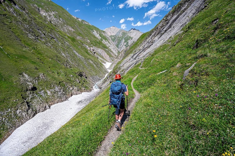 Mountaineer on hiking trail in Dabertal, Lasörling Höhenweg, Lasörling Group, Hohe Tauern National Park, East Tyrol, Tyrol, Austria, Europe