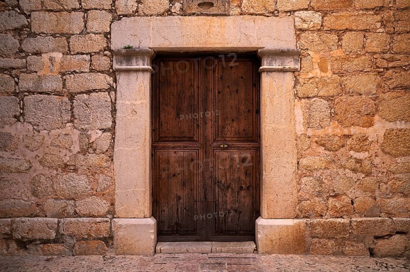 Door, Tor tor, made of wood, in a wall, Alaró, Calvià, Majorca, Balearic Islands, Balearic Islands, Spain, Europe