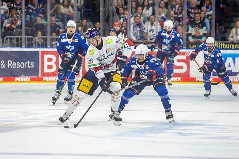 DEL, German Ice Hockey League season 2024/25, matchday 52: Adler Mannheim vs Eisbären Berlin***Picture: Duel between Kai Wißmann (6, Berlin) and Daniel Fischbuch (71, Mannheim)