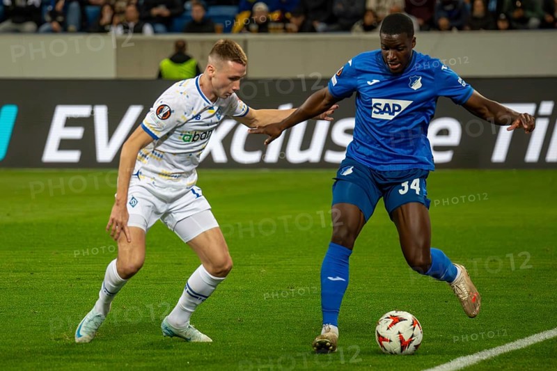 Football UEFA Europa League, 2024/25 season, matchday 2: TSG Hoffenheim v Dynamo Kiev. Picture: Intense duel between Stanley Nsoki (34, Hoffenheim) and Vladyslav Vanat (11, Kiev)