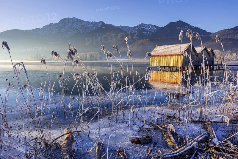 Boat huts, icy shore, lake, morning light, fog, snow, winter, mountains, Lake Kochel, Schlehdorf, behind Herzogstand, Heimgarten, Alpine foothills, Bavaria, Germany, Europe