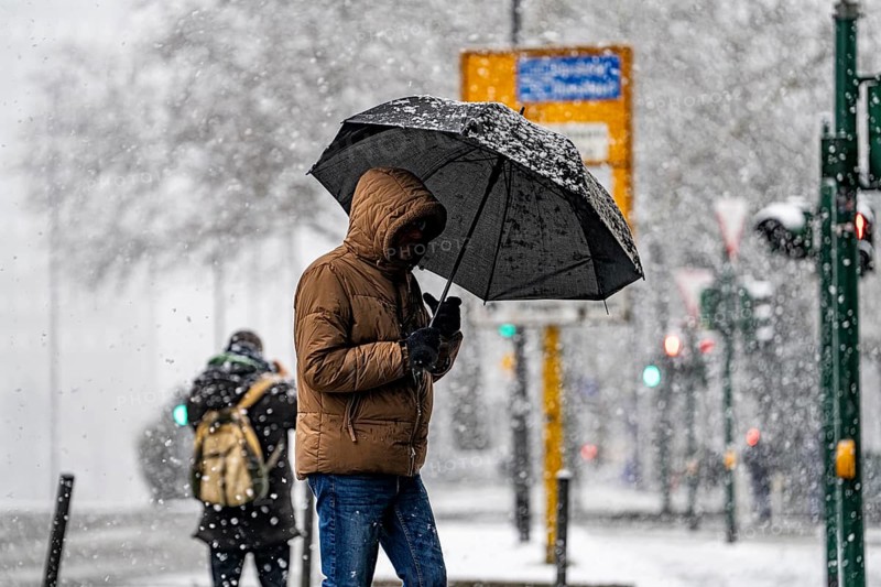 Winter weather, heavy snowfall, city centre traffic, passers-by in the snow, North Rhine-Westphalia, Germany, Europe