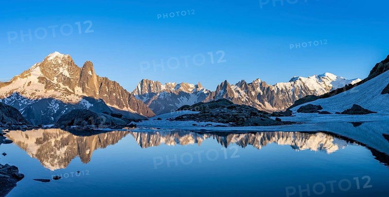 Mountain landscape in the evening light, water reflection in Lac Blanc, mountain peak, Aiguille Verte, Grandes Jorasses, Aiguille du Moine, Mont Blanc, Mont Blanc massif, Chamonix-Mont-Blanc, Haute-Savoie, France, Europe