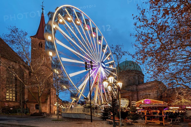 Ferris wheel at the winter village, Christmas market at dusk, St James' Church on the left, St Elisabeth's Church on the right, Jakobsplatz, Nuremberg, Middle Franconia, Bavaria, Germany, Europe