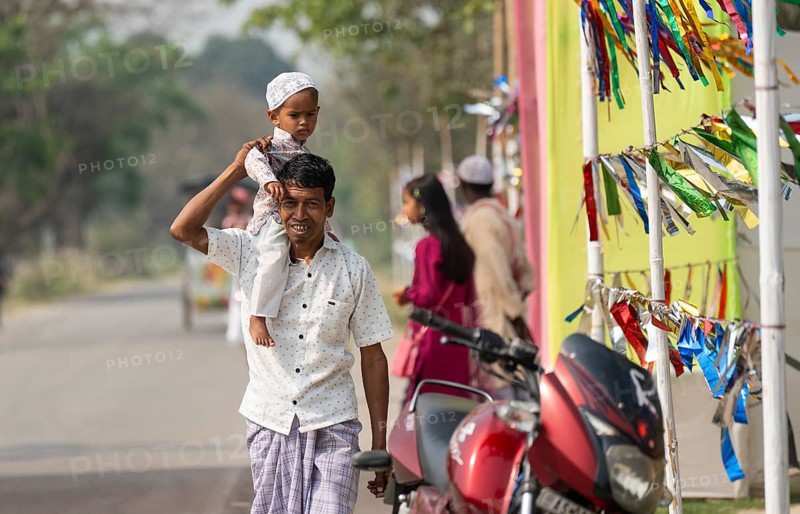 KAYAKUCHI, INDIA - MARCH 31: Muslim man with his children arrives to perform Eid al-Fitr prayer at Eidgah in Kayakuchi, India on March 31, 2025. Muslims around the world are celebrating the Eid al-Fitr holiday, which marks the end of the fasting month of Ramadan