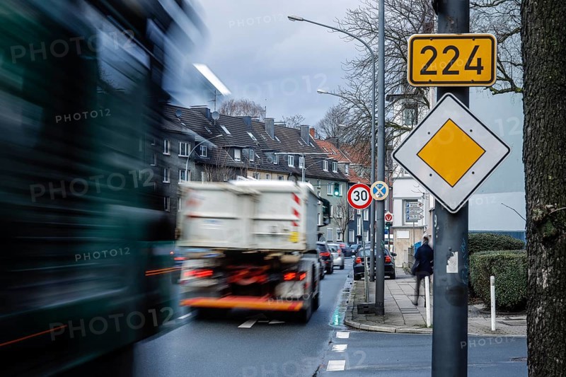 After-work traffic in the low emission zone on the B 224 Alfredstraße in Essen Rüttenscheid, 30 km/h speed limit in one section, Essen, Ruhr area, North Rhine-Westphalia, Germany, Europe
