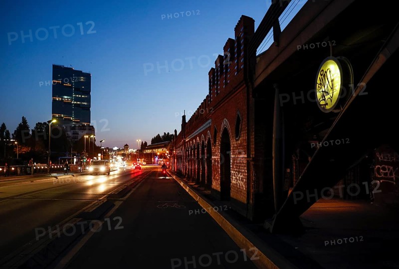 Cyclists and cars to the sunrise at the Oberbaum Bridge and the Amazon office tower Edge East Side, Berlin, 17.10.2024, Berlin, Berlin, Germany, Europe